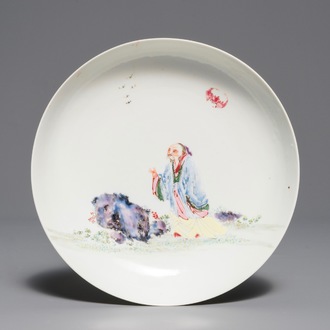 Een fijn Chinees famille rose eierschaal bord met een wijsgeer, Yongzheng
