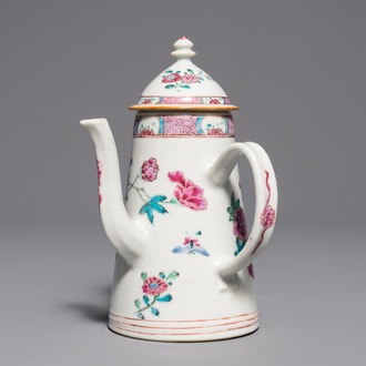 Een Chinese famille rose chocoladekan met deksel, Yongzheng