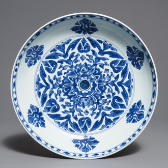 Een Chinese blauwwitte schotel voor de islamitische markt, Kangxi