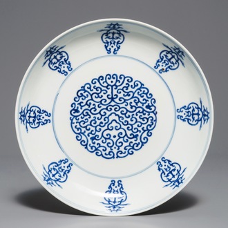 Een Chinees blauwwit bord met gestileerd shou decor, Tongzhi merk, 19/20e eeuw