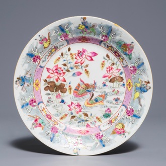 Een Chinees famille rose bord met onsterfelijken en mandarijneenden, Yongzheng-stijl, Guangxu