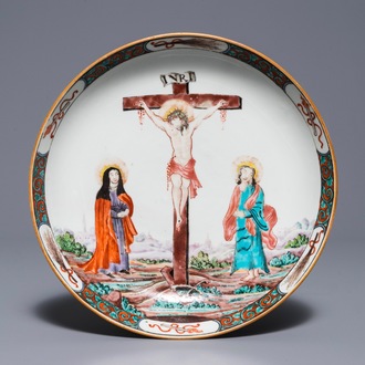 Een Chinees famille rose bord met de kruisiging, Qianlong