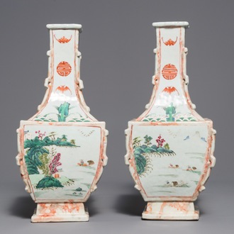 Een paar Chinese famille rose en faux marbre vazen, Qianlong