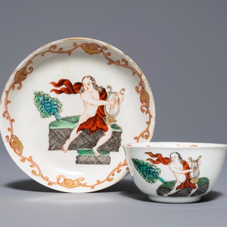 Een Chinese kop en schotel met mythologisch decor van Pan met zijn lier, Qianlong