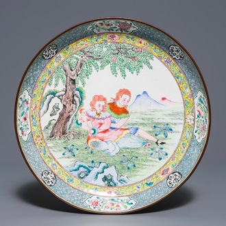 Een fijne Chinese Canton email schotel met decor van Europeanen, Qianlong