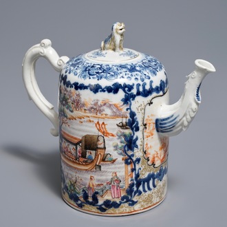 Een grote Chinese famille rose theepot met 'mandarijns' decor, Qianlong