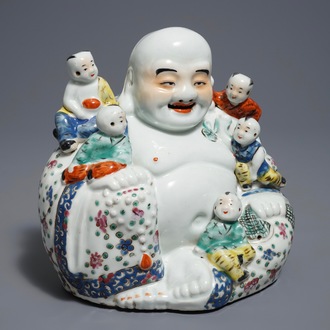 Une figure de Bouddha en porcelaine de Chine famille rose, 19/20ème