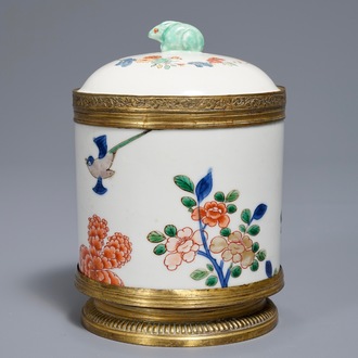 Een Chinese famille verte en Japanse Kakiemon dekselpot met montuur, Jiajing merk, 18/19e eeuw