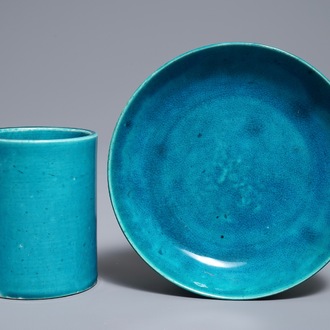 Een Chinese monochrome turquoise penselenwasser en een bord, Kangxi