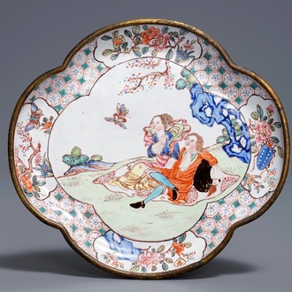 Een Chinees Canton email schoteltje met decor van Europeanen, Qianlong