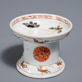 Un sablier en porcelaine de Chine famille verte à décor de papillons, Kangxi