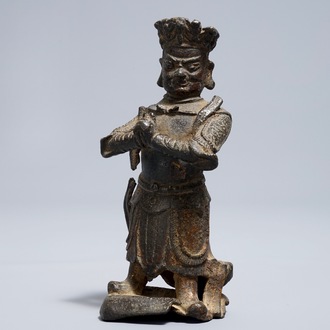Een Chinese bronzen figuur van een bewaker, Ming