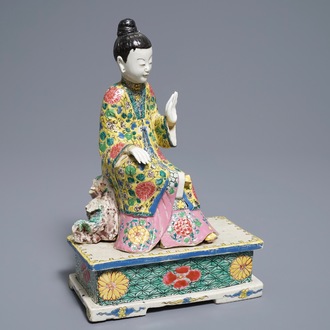 Een Chinees famille rose model van een dame, Yongzheng