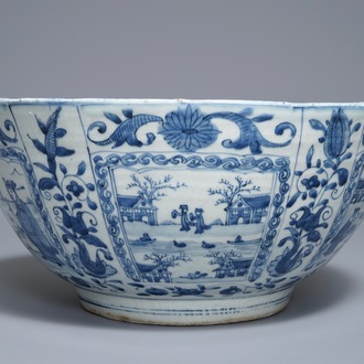 Un grand bol en porcelaine de Chine bleu et blanc de type kraak aux panneaux figuratives, Wanli