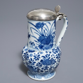 Une verseuse en porcelaine de Chine bleu et blanc au couvercle en argent, Kangxi