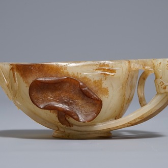 Een Chinese jade libation cup in de vorm van een lotusblad, 18/19e eeuw