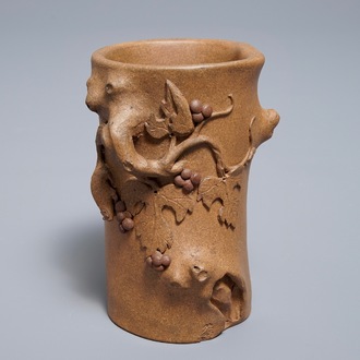 Een Chinese Yixing steengoed penselenbeker met reliëfdecor, Maolin merk, 18/19e eeuw