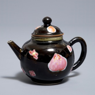 Een kleine Chinese famille rose theepot met zwarte fondkleur, Yongzheng/Qianlong