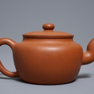 Een Chinese Yixing steengoed theepot met deksel, 19/20e