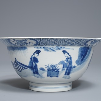Un bol de type klapmuts en porcelaine de Chine bleu et blanc, marque de Jiajing, Kangxi