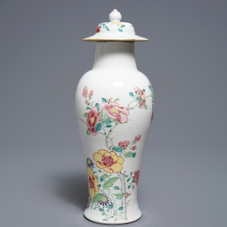 Een Chinese famille rose dekselvaas met vlinders en bloemen, Yongzheng