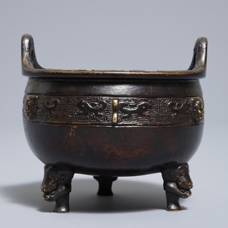 Een Chinese bronzen driepotige wierookbrander, Xuande merk, 19e eeuw
