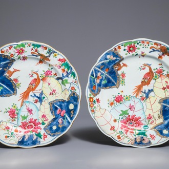 Een paar Chinese famille rose borden met tabaksbladeren, Qianlong