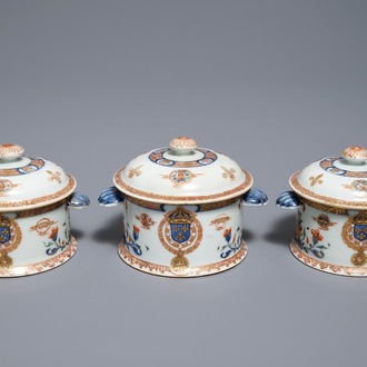 Drie ronde Chinese dekselterrines van het servies van Koning Lodewijk XV van Frankrijk, Yongzheng, ca. 1732