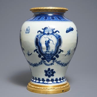 Een Chinese blauwwitte 'De Boogschutter' fontein naar Cornelis Pronk, Qianlong, ca. 1740