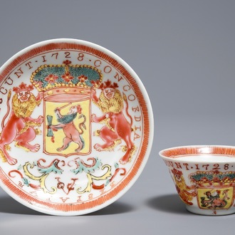 Een Chinese famille rose kop en schotel met VOC-wapen, gedat. 1728, Yongzheng