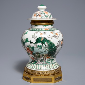 Een Chinese famille verte dekselvaas met verguld bronzen montuur, 19e eeuw