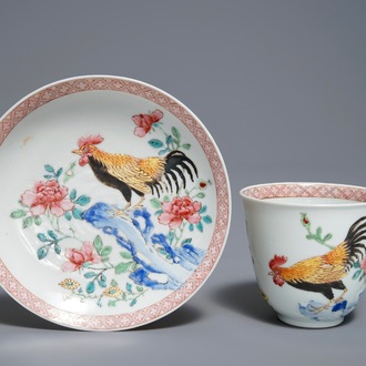 Een Chinese famille rose kop en schotel met hanen, Yongzheng