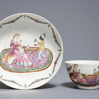 Een Chinese famille rose kop en schotel met een dame met haar dienaar, Qianlong