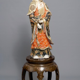 Een grote Japanse Satsuma figuur van Kannon op gelakt houten sokkel, Meiji, 19/20e eeuw