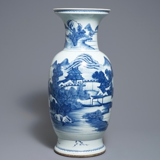 Een Chinese blauwwitte vaas met een landschap, 19e eeuw