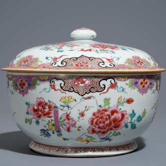 Een Chinese ronde famille rose dekselterrine met floraal decor, Qianlong
