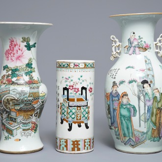 Trois vases en porcelaine de Chine famille rose, 19/20ème