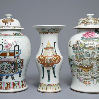 Trois vases en porcelaine de Chine famille rose et qianjiang cai, 19/20ème