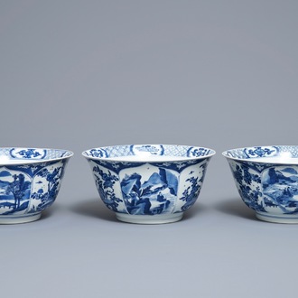 Trois grands bols en porcelaine de Chine bleu et blanc, Kangxi