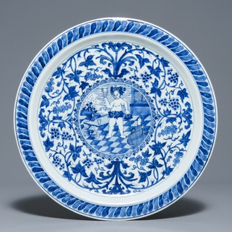 Een Chinese blauwwitte schotel met Bacchus, Kangxi