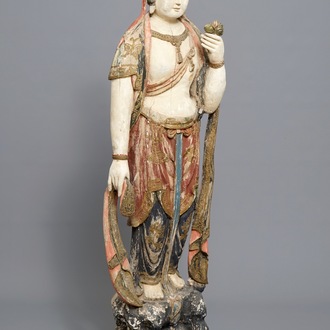 Een grote Chinese gepolychromeerd houten sculptuur van Guanyin, 18/19e eeuw