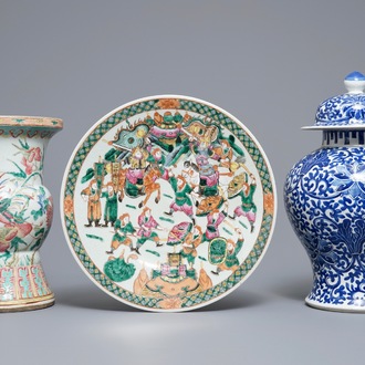 Twee vazen en een schotel in Chinees blauwwit en famille rose porselein, 19e eeuw