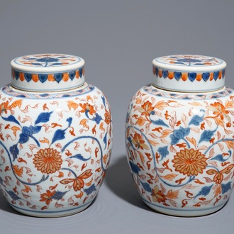 Une paire de pots couverts en porcelaine de Chine de style Imari, Kangxi