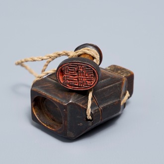 Een Chinese stempel en zegelwashouder in rhinoceroshoorn, 19e eeuw
