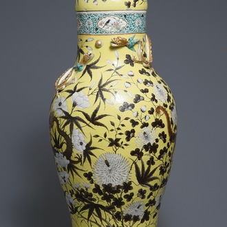 Een grote Chinese Dayazhai-stijl dekselvaas met draken op gele fondkleur,  19e eeuw
