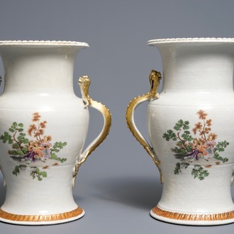Une paire de vases en porcelaine de Chine aux anses en forme de dragons, Qianlong