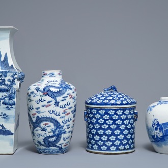 Drie Chinese blauwwitte vazen en een dekselpot, 19/20e eeuw