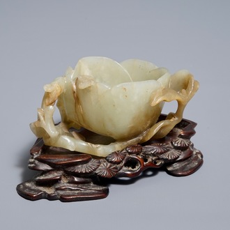 Een Chinese jade libation cup in de vorm van een lotusbloem, 18/19e eeuw