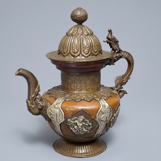 Een Tibetaanse theepot in koper met zilverbeslag, 19e eeuw