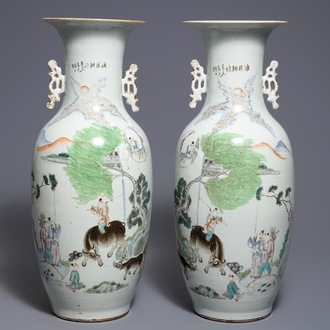 Een paar Chinese qianjiang cai vazen met figuren in een landschap, 19/20e eeuw